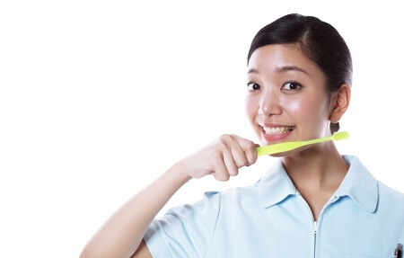 なぜ市販のホワイトニング用歯磨き粉が人気なのか？